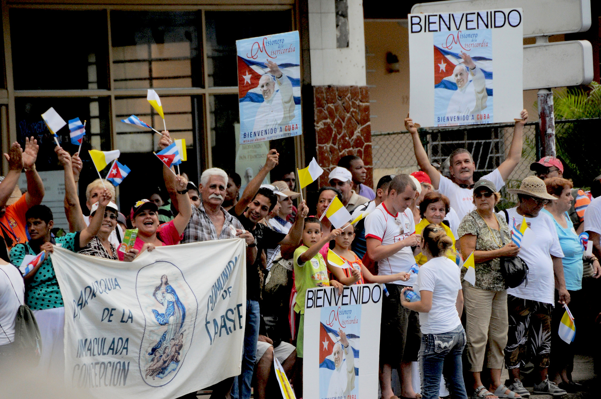 Cuban people waiting pope Francis