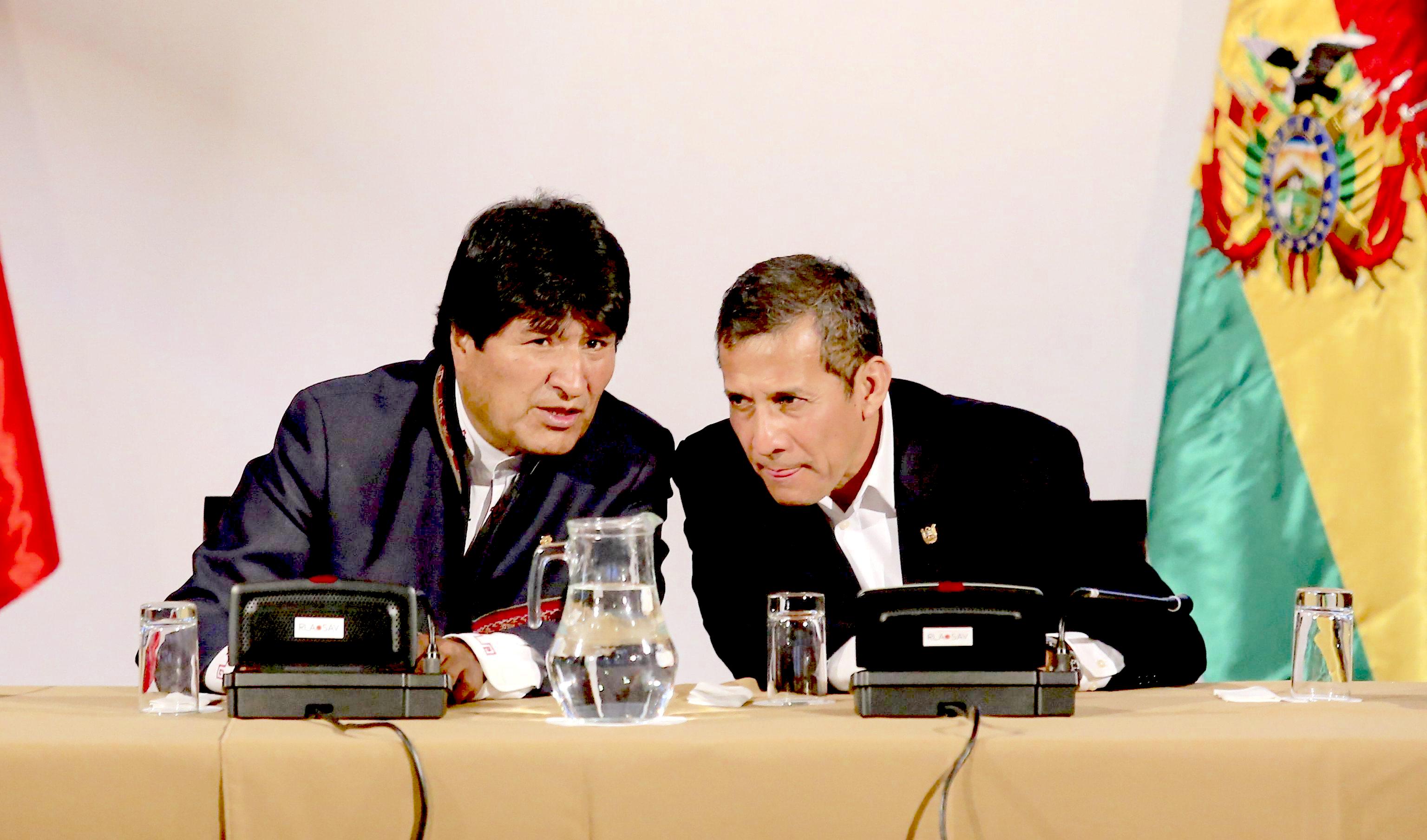 Peruvian President Ollanta Humala (R) and his Bolivian counterpart Evo Morales (L) speak with each other during the first Bolivia-Peru Cabinets meeting