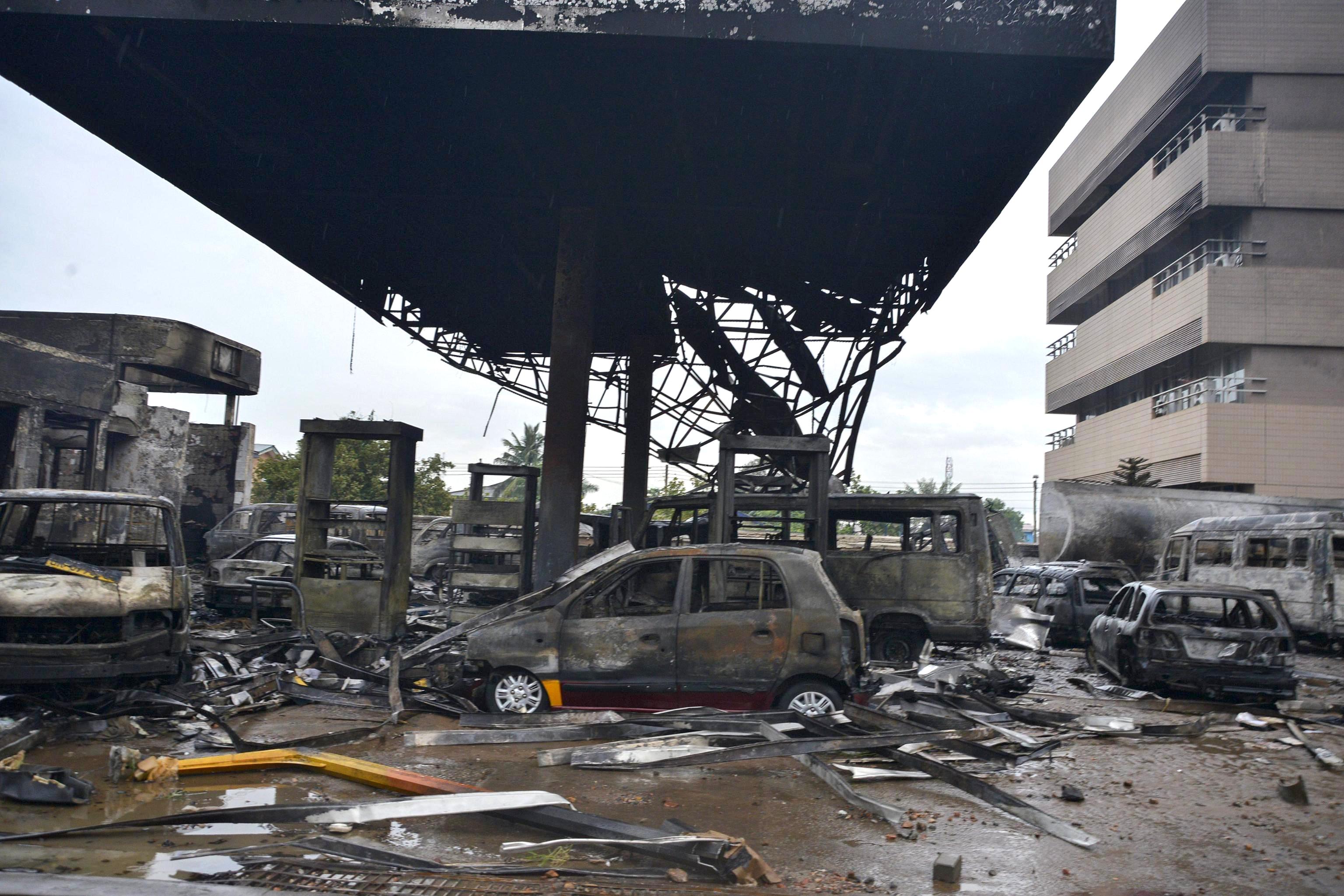 Some 150 people have died in a massive fire at a petrol station in Ghana's capital Accra