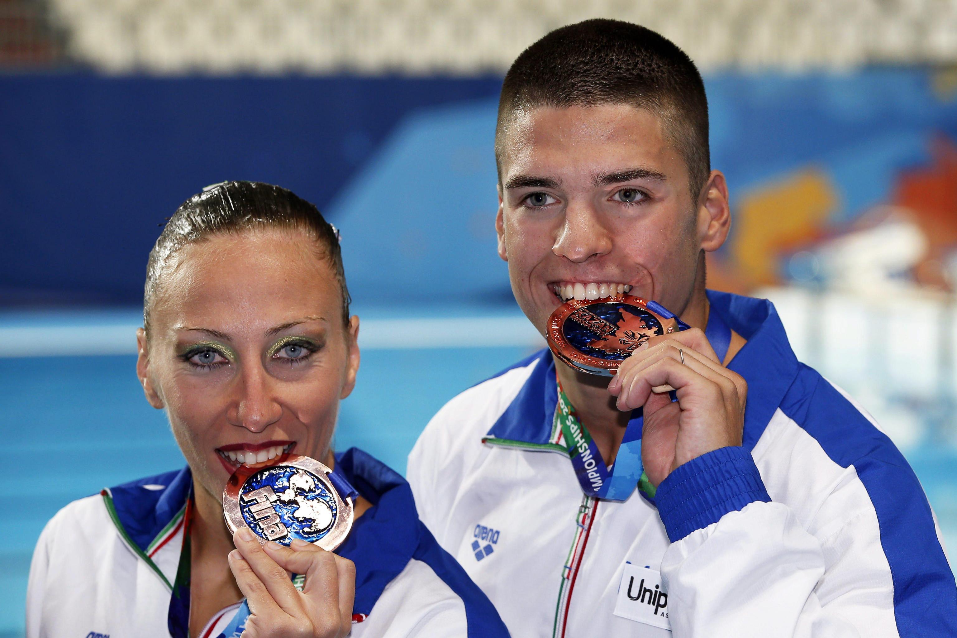 Manila Flamini (L) and Giorgio Minisini (R) of Italy pose with their bronze medals of the Synchronized Swimming events at the World Championships in Kazan