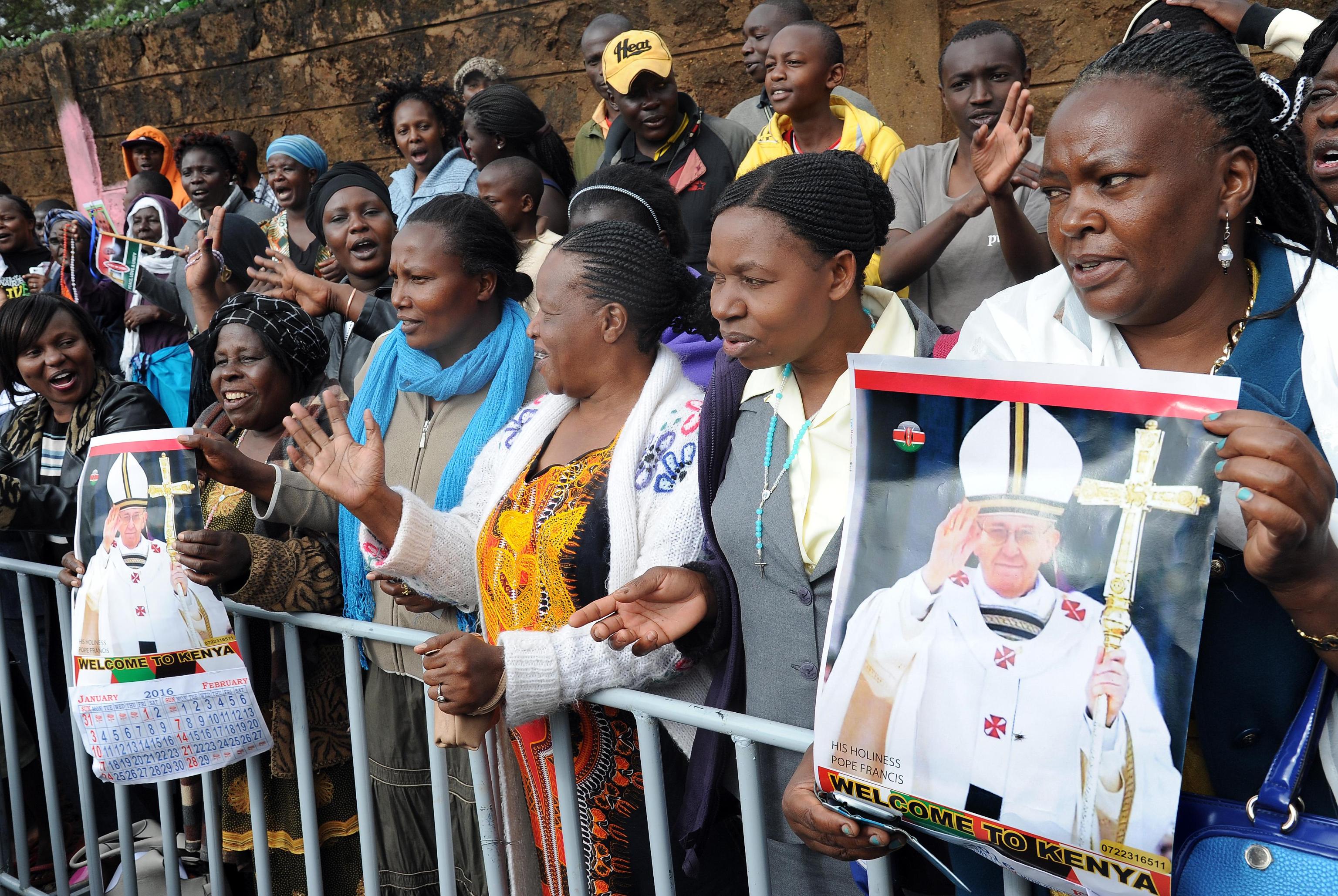 People wait for the visit of Pope Francis in the Kangemi neighborhood in Nairobi
