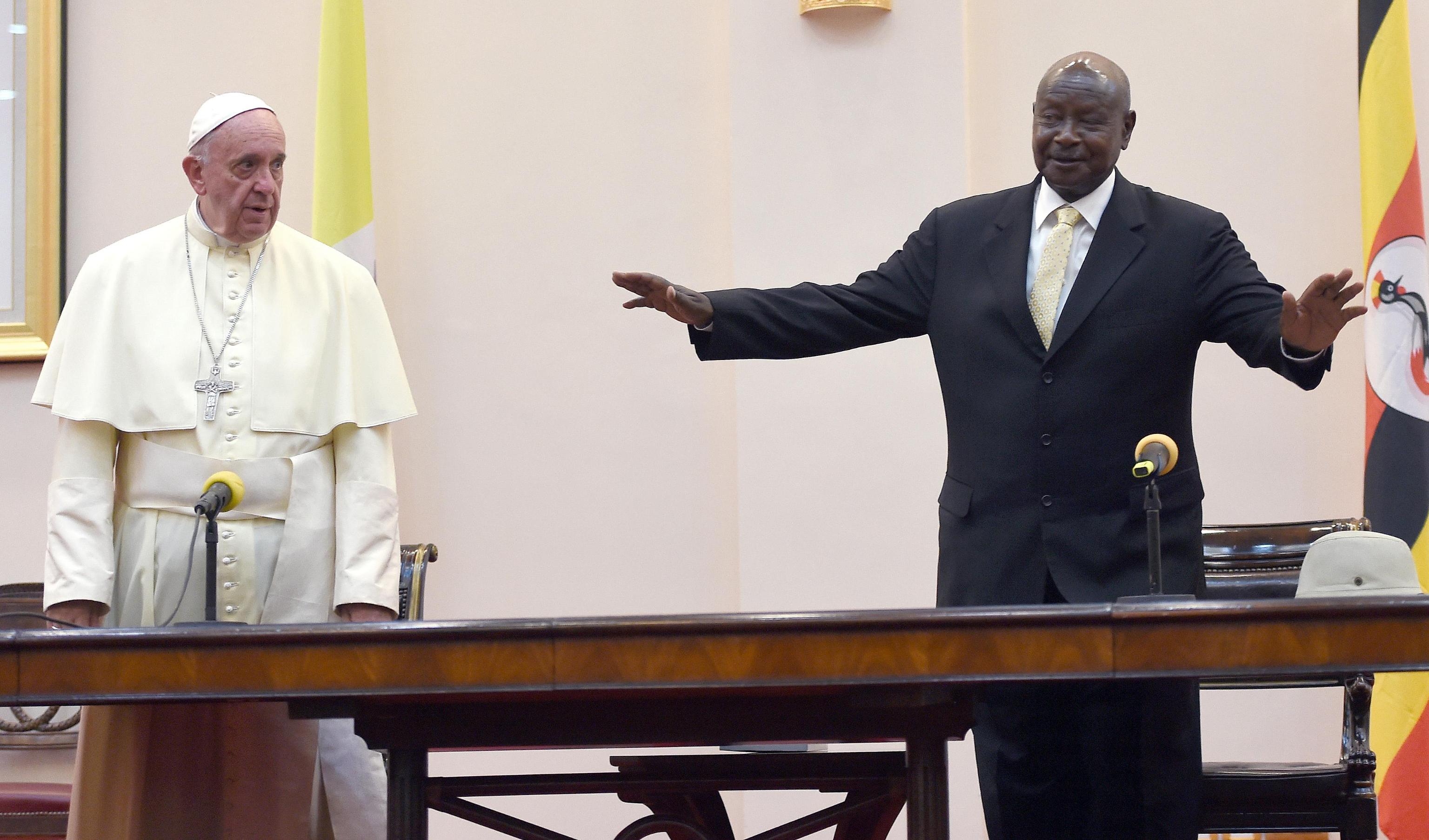 Pope Francis is welcomed by Uganda's president Yoweri Museveni at his arrival at the State House in Entebbe