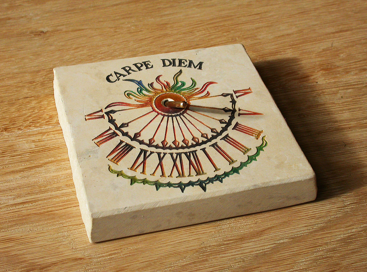 A horizontal sundial with Carpe Diem written on it