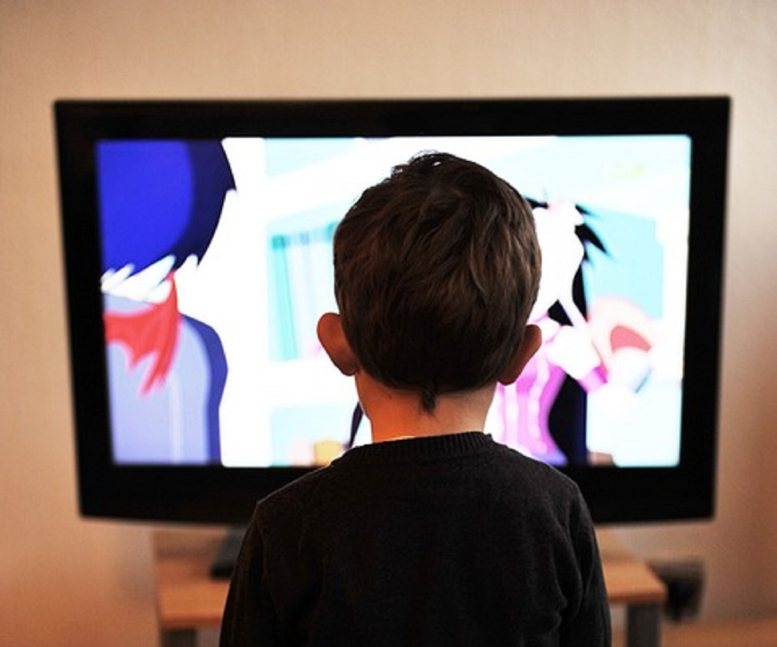 Child in front of the tv