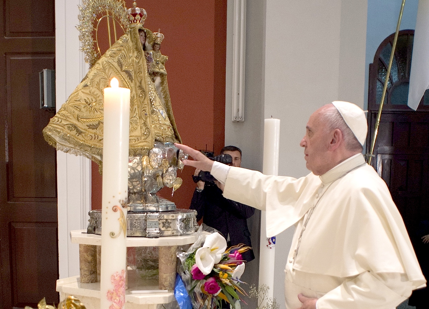 Pope Francis prays to "La Virgen de la caridad del Cobre"