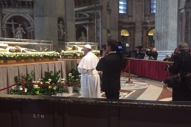 Il Papa venera le urne di San Pio e San Leopoldo