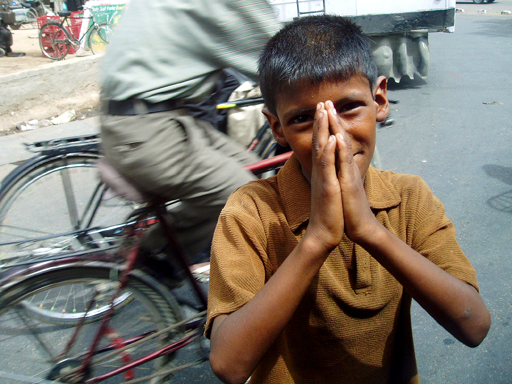 Indian child asks for alms - Wikipedia Commons