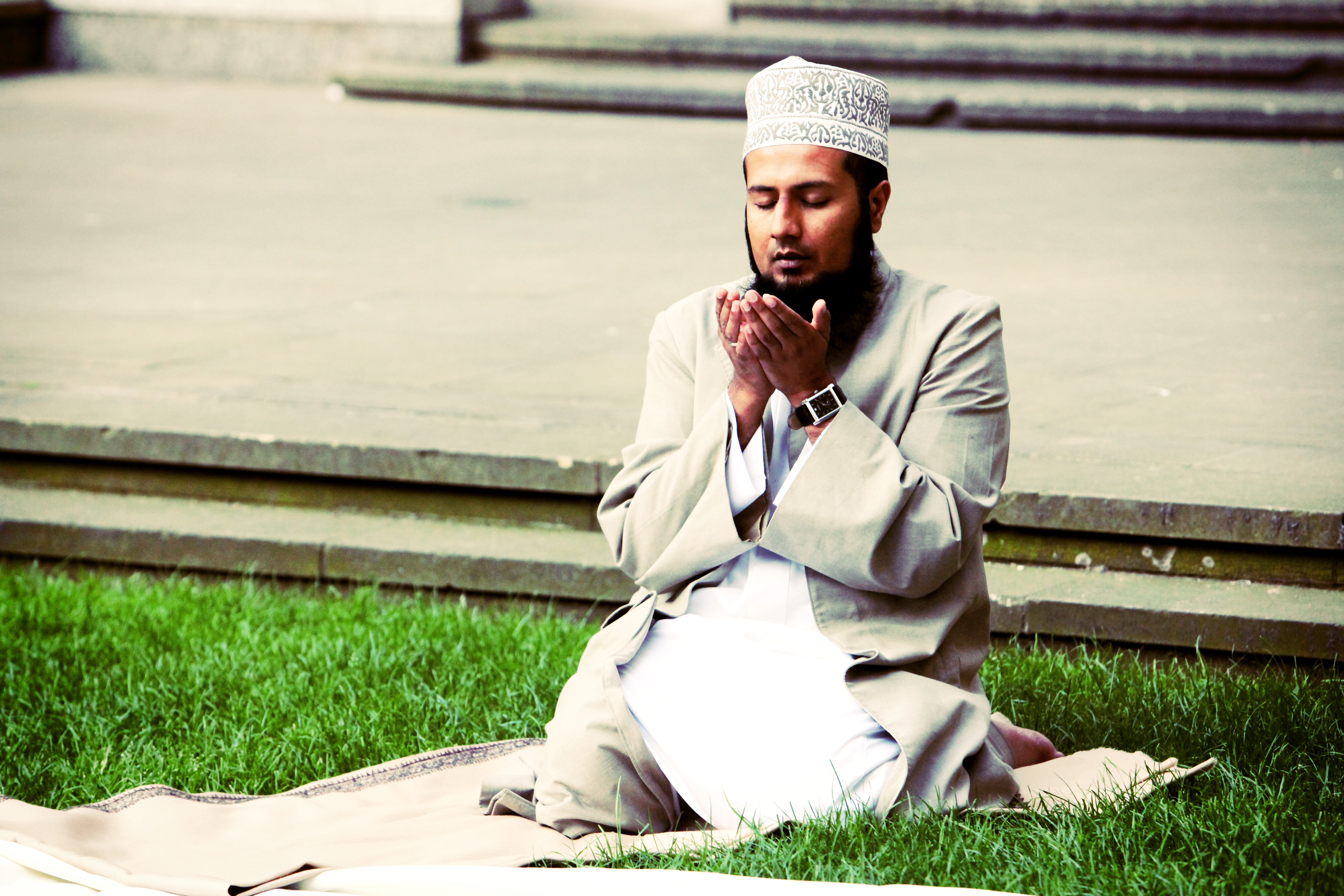 Imam in prayer - Wikipedia Commons